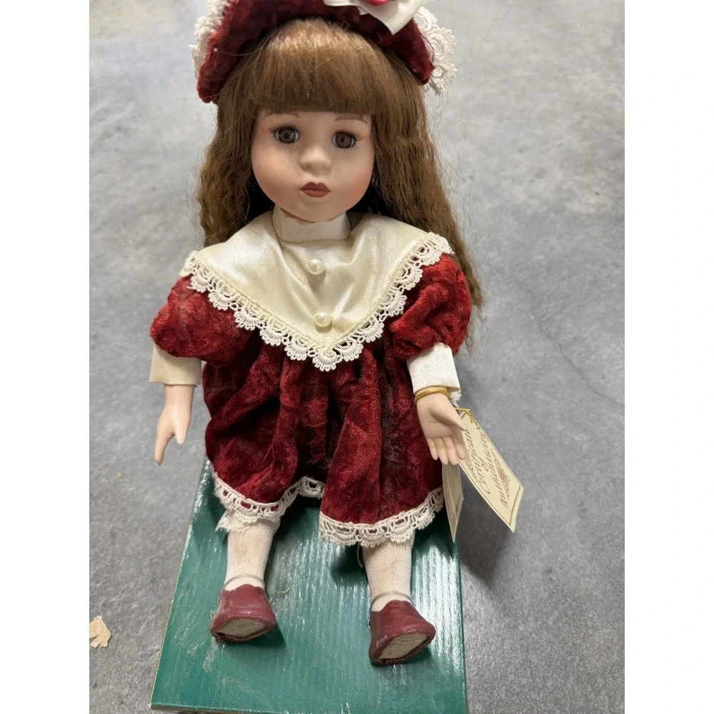 Dan Dee fine bisque porcelain animated wind-up musical doll, red‎ dress